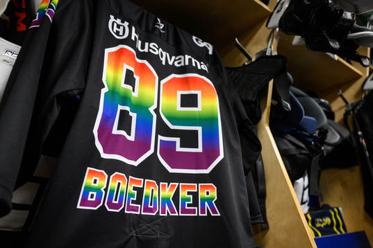 s klubbmärke i regnbågens färger i omklädningsrummet