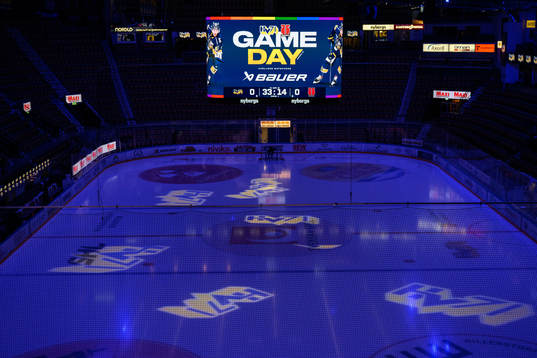 Mediakub över isen innan ishockeymatchen i SHL mellan HV71