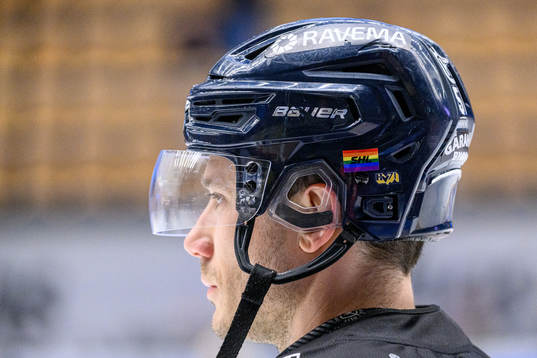 HV71s Andy Miele med prideflagga på hjälmen innan