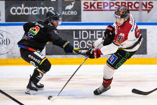 HV71s Kalle Maalahti och Örebros Leo Carlsson