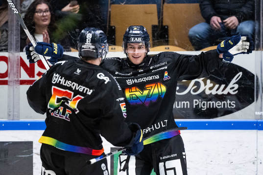 HV71s André Petersson jublar med Andy Miele