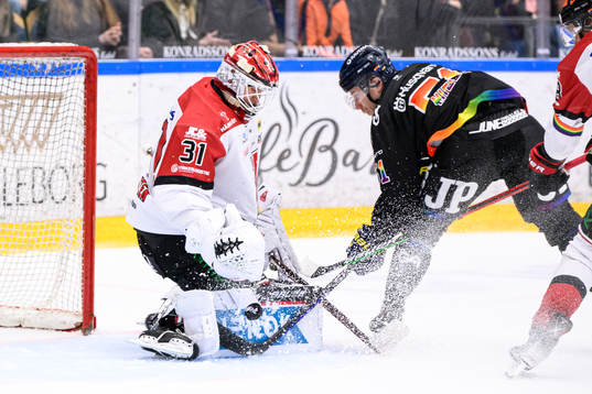 HV71s Andy Miele oroar framför Örebros målvakt Jonas