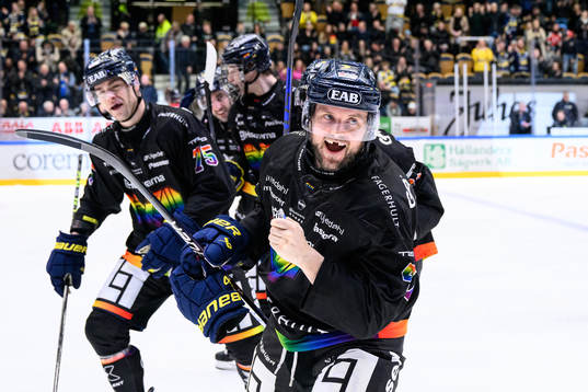 HV71s Chad Billins jublar