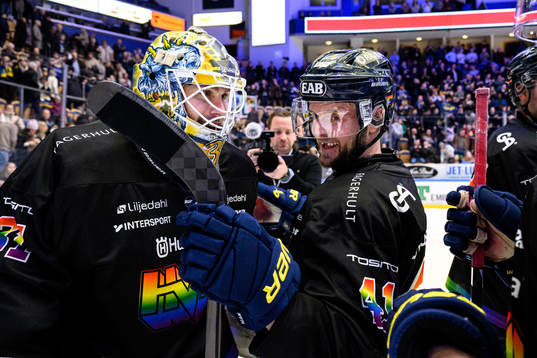 HV71s målvakt Joni Ortio och Chad Billins jublar