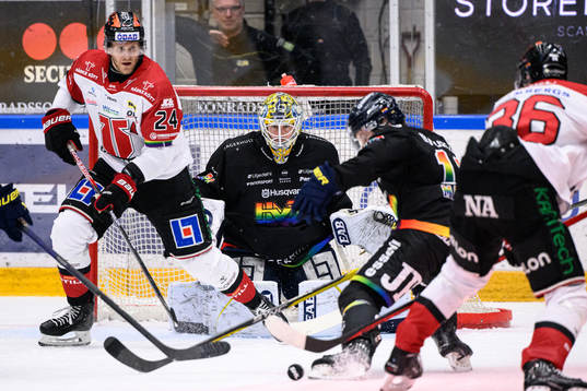 Örebros Jani Lajunen och HV71s målvakt Joni Ortio