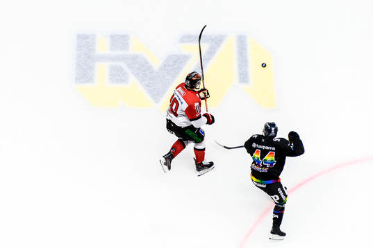 Örebros Rihards Marenis och HV71s Emil Andrae