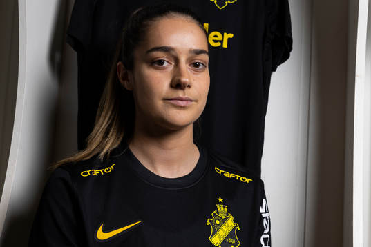 Daniella Famili poserar för porträtt i samband med att hon presenterats som nyförvärv