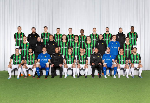  Joackim Åberg, Assisterande tränare Alexander Severin, Axel Henriksson, Viktor Alexandersson, Filip Gustafsson, Richard Friday, Julius Lindberg, Axel Norén, Fysioterapeut Felix Karlsson, Chisomnazu Chika Chidi. Mittenledet från vänster: Viktor Krüger, Materialförvaltare Jerry Asa, Målvaktstränare Ole Söderberg, Filip Beckman, Anes Cardaklija, Alexander Ahl Holmström, Materialförvaltare Joakim Olsson, Erik Westgärds, Robin Frej. Sittande från vänster: Egzon Binaku, Mervan Celik, Erik Krantz, Huvudtränare Fredrik Holmberg, August Wängberg, Niklas Andersen, Assisterande tränare Kenneth Gustafsson, Mergim Krasniqi, Jonas Lindberg, Gustav Lundgren. Editors note: Bilden är manipulerad, reklam har lagts till på målvakternas tröjor.
