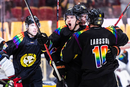 Brynäs Dmytro Timashov jublar med lagkamrater