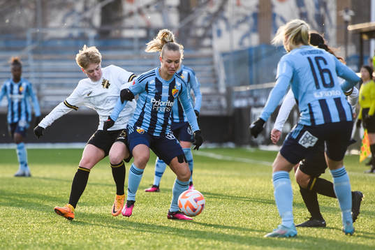 AIKs Monica Hagström och Djurgårdens Tove Almqvist