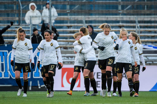 AIKs Monica Hagström jublar med lagkamrater efter 1-1