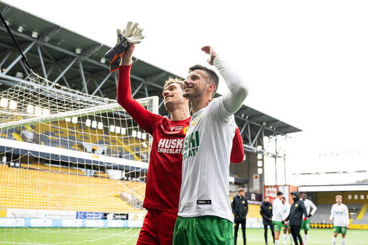 Hammarbys målvakt Davor Blazevic och Viktor Djukanovic jublar