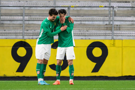 Jönköpings Södras Flamur Dzelili jublar med lagkamrater