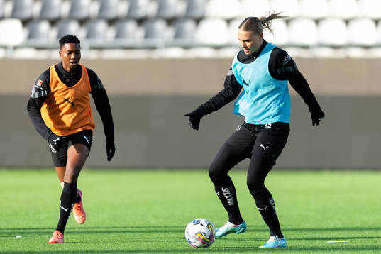 Häckens Aisha Masaka och Stine Larsen innan fotbollsmatchen i Svenska Cupen mellan Häcken och Örebro den 25 februari 2023 i Göteborg. 