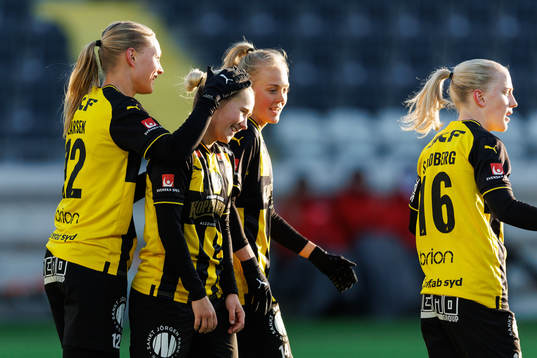 Häckens Stine Larsen jublar med lagkamrater efter 3-0