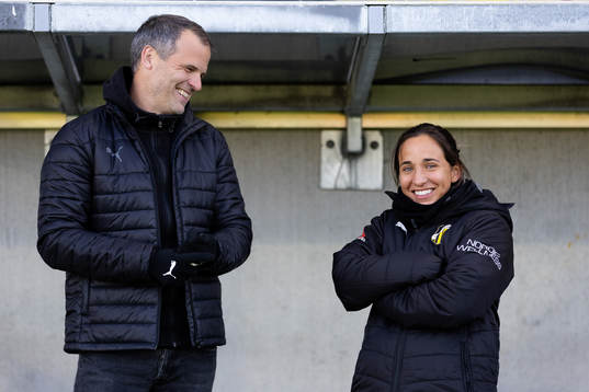 Häckens tränare Robert Vilahamn och assisterande tränare Bri Campos innan fotbollsmatchen i Svenska Cupen mellan Häcken och Örebro den 25 februari 2023 i Göteborg. 