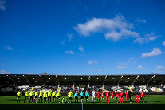 Spelarna på line up innan fotbollsmatchen i Svenska Cupen mellan Häcken och Örebro den 25 februari 2023 i Göteborg. 