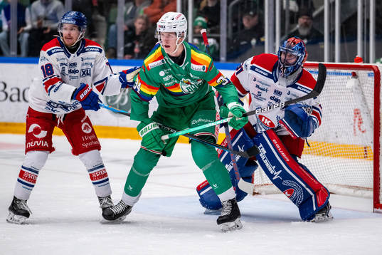 Rögles Adam Edström framför Oskarshamns målvakt Tim Juel