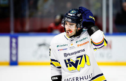 HV71s Joseph Laleggia jublar