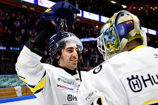 HV71s Joseph Laleggia jublar