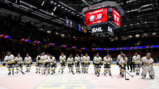 HV71s spelare jublar strax