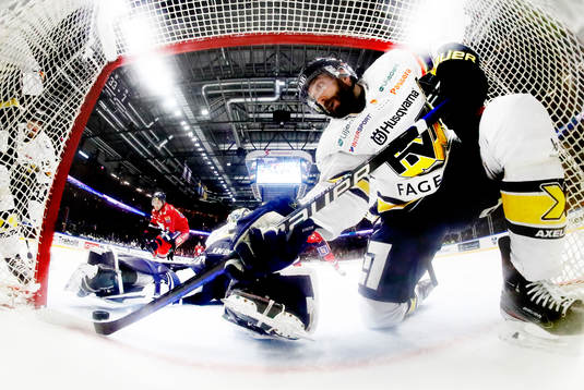 Räddning på mållinjen av HV71s Taylor Matson