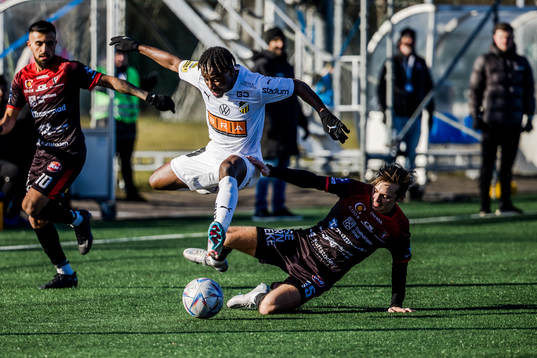 Häckens Ibrahim Sadiq och Trollhättans Emilio Reljanovic