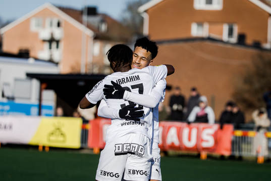 Häckens Ibrahim Sadiq har gjort 0-2 och jublar
