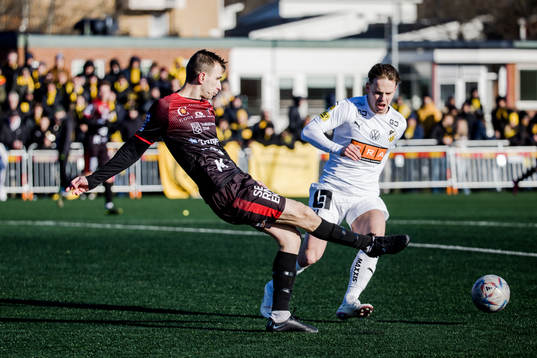 Trollhättans Alen Kasumovic och Häckens Lars Olden Larsen