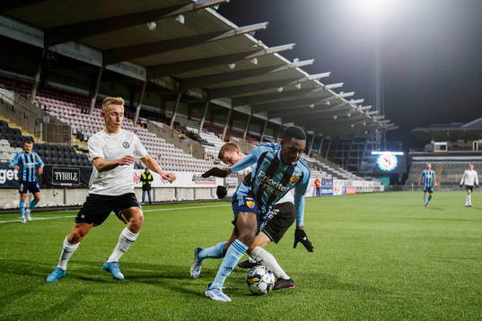 Örebros David Seger och Samuel Dahl mot Djurgårdens Joel
