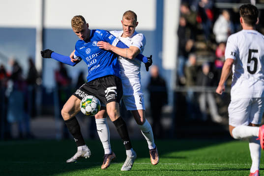 Trelleborgs Liam Olausson och Helsingborgs Philip Rejnhold