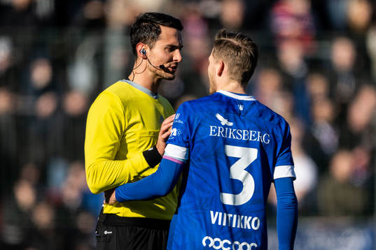 Domare Adi Agnoavic i samtal med Trelleborgs Mikko Viitikko