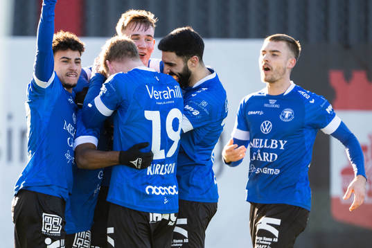 Trelleborgs Othmane Salama jublar med lagkamrater efter att Henry Offia gjort 1-3