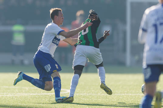 IFK Göteborgs Adam Carlén och GAISs Chisomnazu Chika Chidi