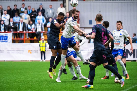Malmö FFs Isaac Kiese Thelin och IFK Luleås Martin Oscarsson