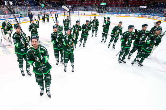 Färjestads Linus Johansson jublar med lagkamrater