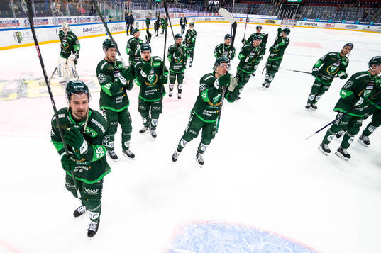 Färjestads Linus Johansson jublar med lagkamrater