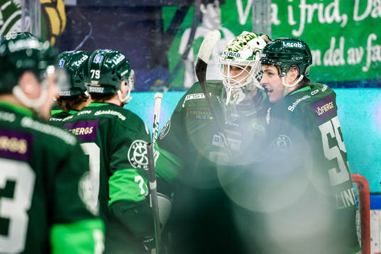Färjestads målvakt Matthew Tomkins och Max Lindroth jublar