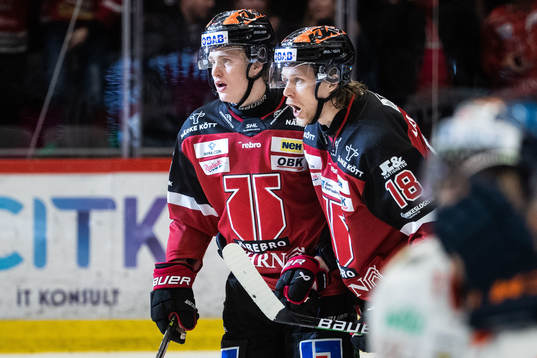 Örebros Rodrigo Abols jublar med Niklas Nilsson