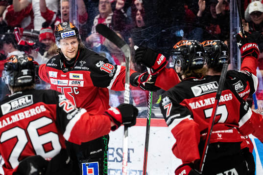 Örebros Linus Öberg jublar med Rodrigo Abols