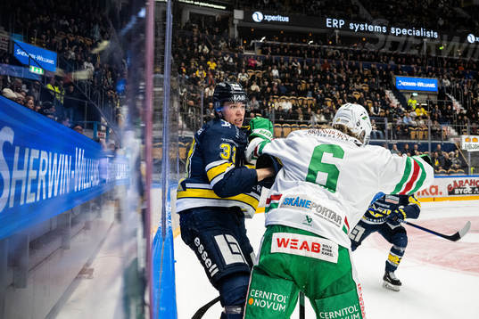 HV71s Måns Lindbäck och Rögles Tony Sund