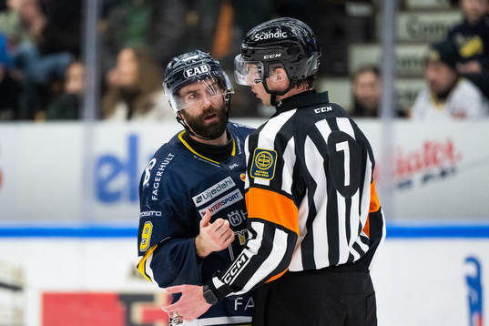 HV71s Taylor Matson diskuterar med domaren