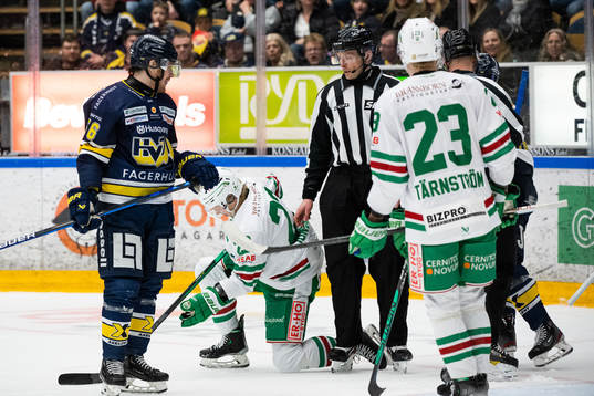 HV71s Fredrik Forsberg ser Rögles Samuel Jonsson ha ont