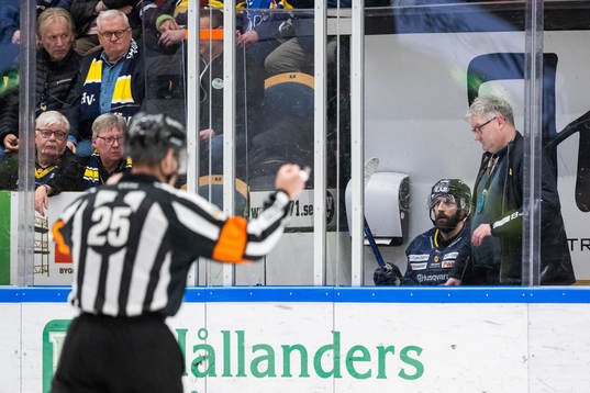 Domare Tobias Björk delar ut matchstraff till HV71s Taylor