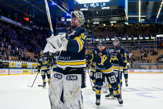 HV71s målvakt Joni Ortio och Emil Andrae jublar