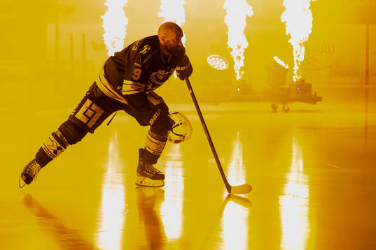 HV71s Taylor Matson gör entrén med en genomskinlig hjälm