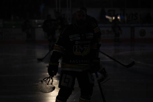 HV71s Taylor Matson med en genomskinlig hjälm