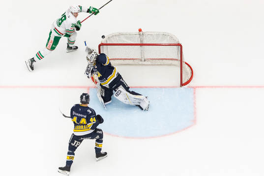 HV71s Emil Andrae och målvakt Joni Ortio försvarar mot