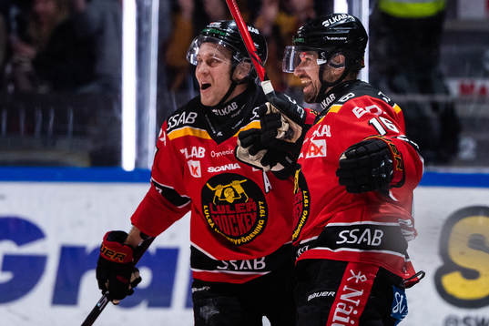 Luleås Juhani Tyrväinen och Niklas Olausson jublar