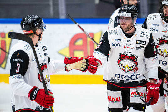 Malmö Redhawks Kim Rosdahl jublar med lagkamrater